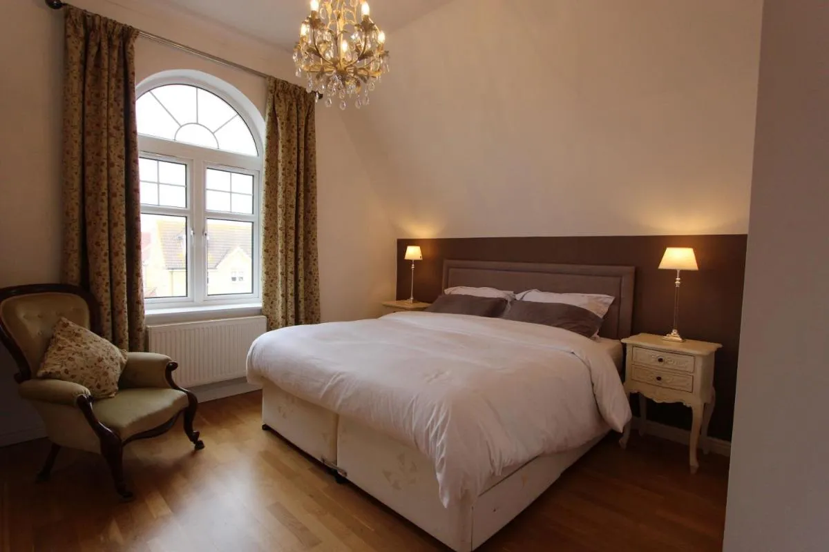 Image 6 of Immaculate 4BD Family Home in Lee on the Solent