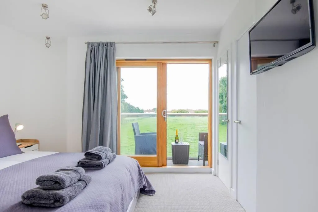 Image 6 of King Bed Joy Lane, Chichester near Goodwood
