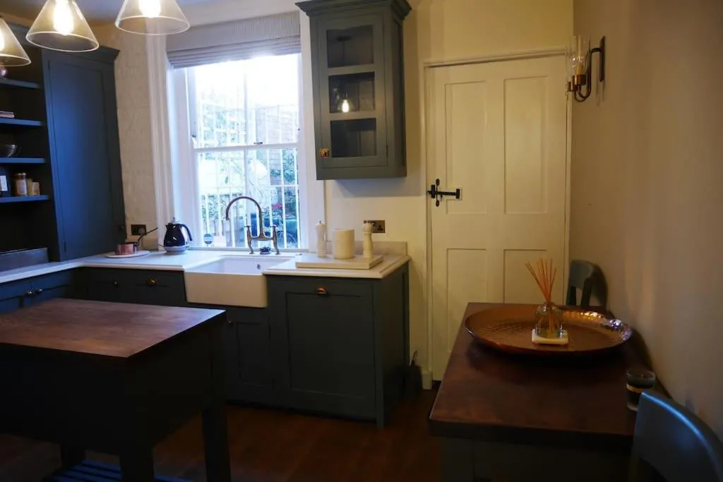 Image 2 of Luxury 2 bed Georgian Townhouse, Old Portsmouth