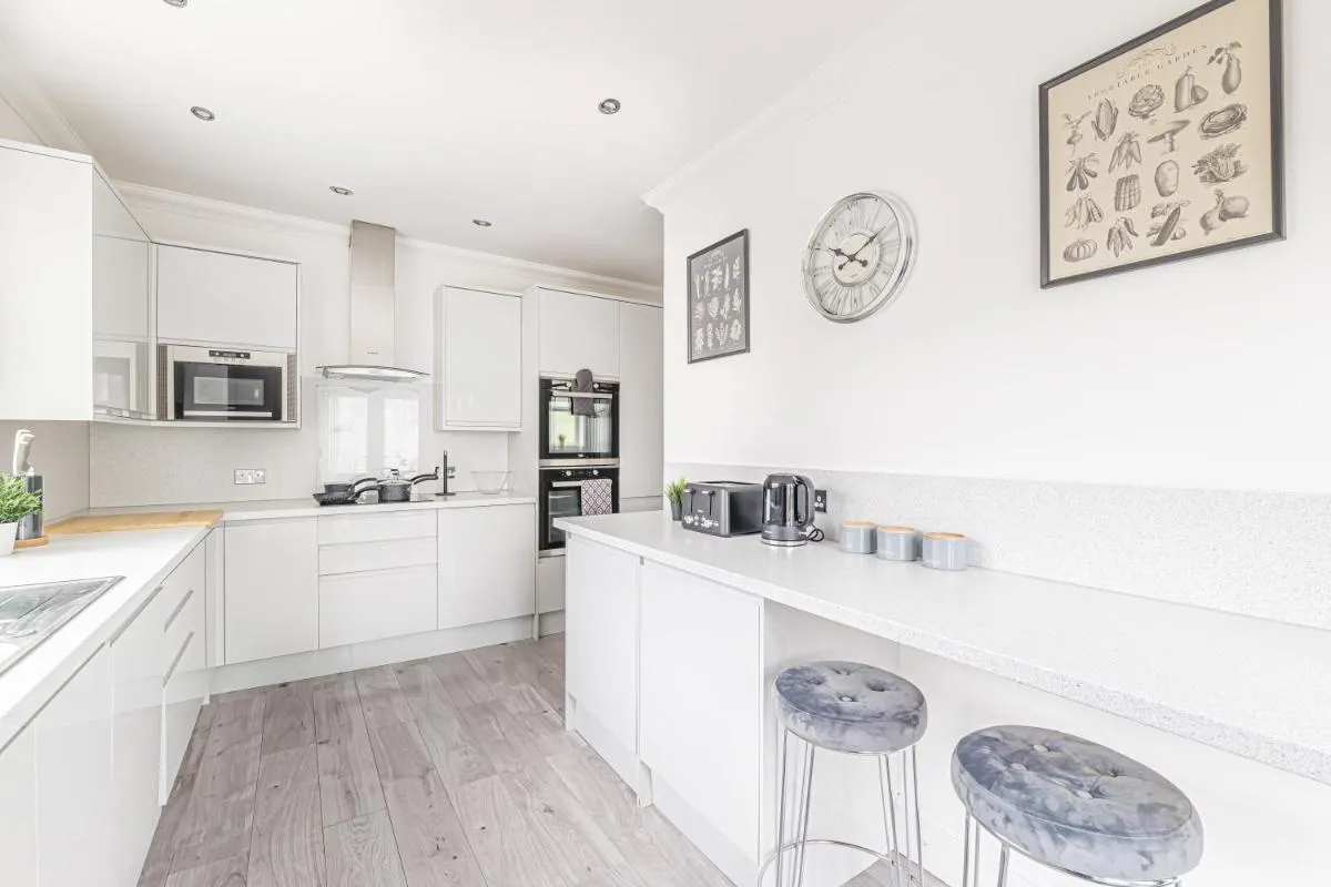 Image 3 of Luxury 4 Bedroom Apartment Southsea – Free Parking