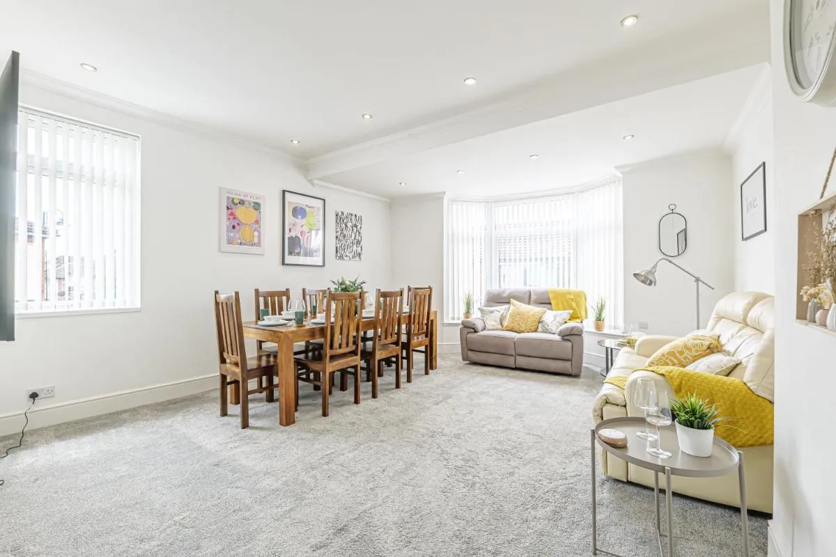 Image 1 of Luxury 4 Bedroom Apartment Southsea – Free Parking
