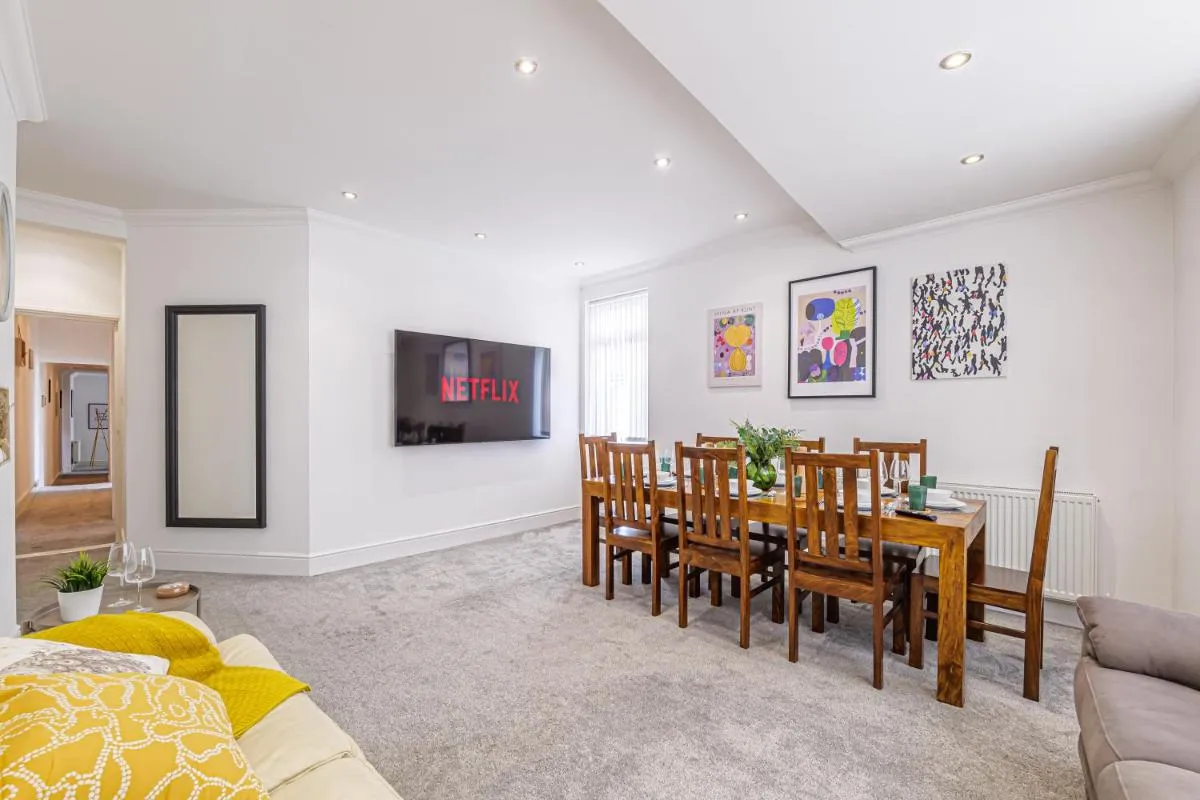 Image 4 of Luxury 4 Bedroom Apartment Southsea – Free Parking