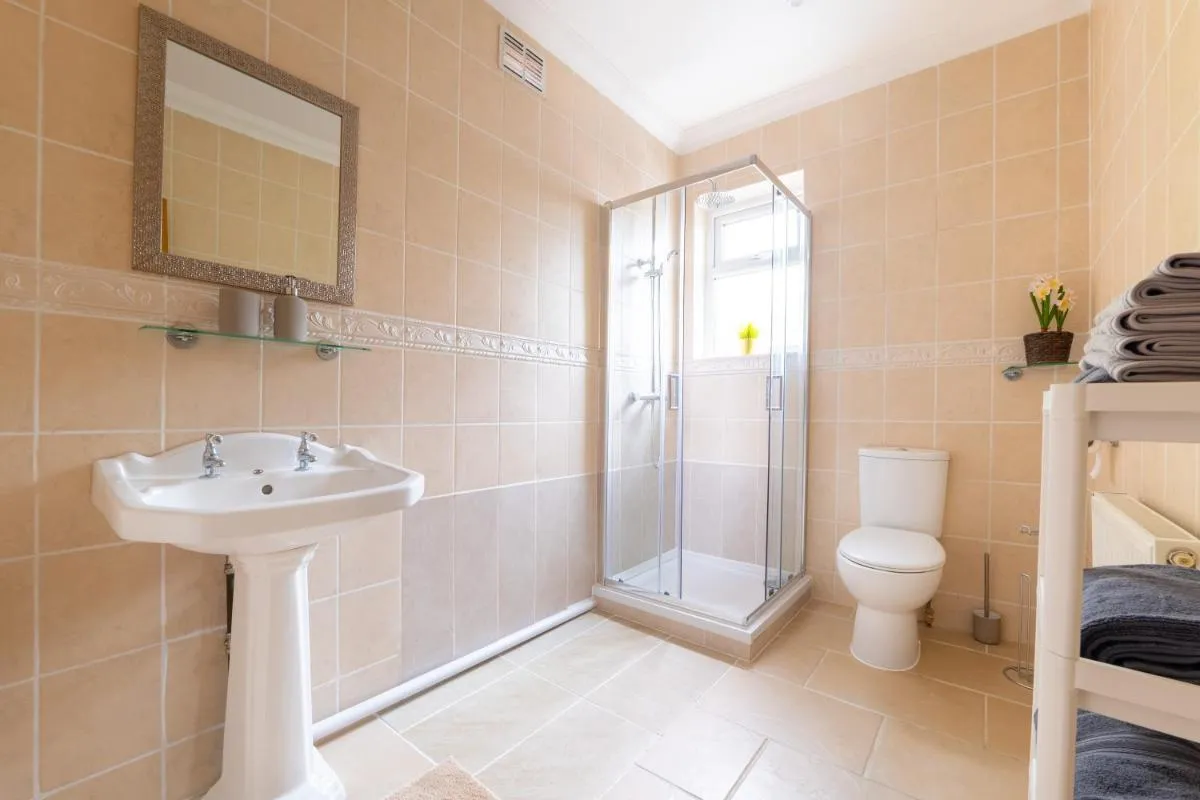 Image 2 of Luxury 4 Bedroom Apartment Southsea – Free Parking