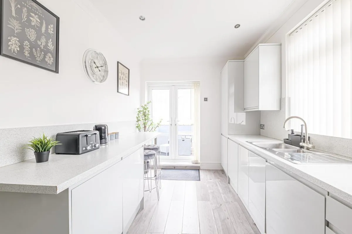 Image 6 of Luxury 4 Bedroom Apartment Southsea – Free Parking