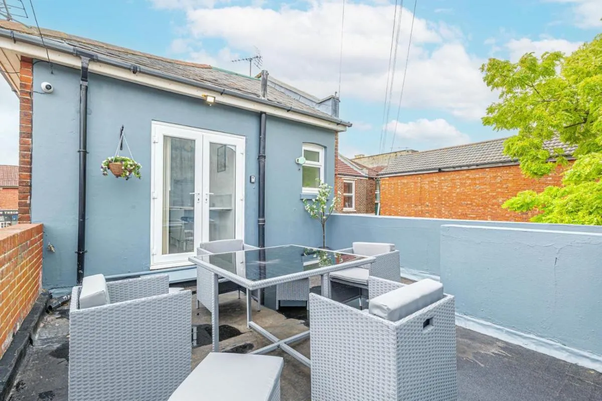 Image 5 of Luxury 4 Bedroom Apartment Southsea – Free Parking