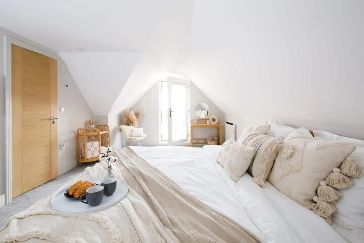 Image 1 of Luxury Penthouse ~ Super King Bed 5 min to Beach