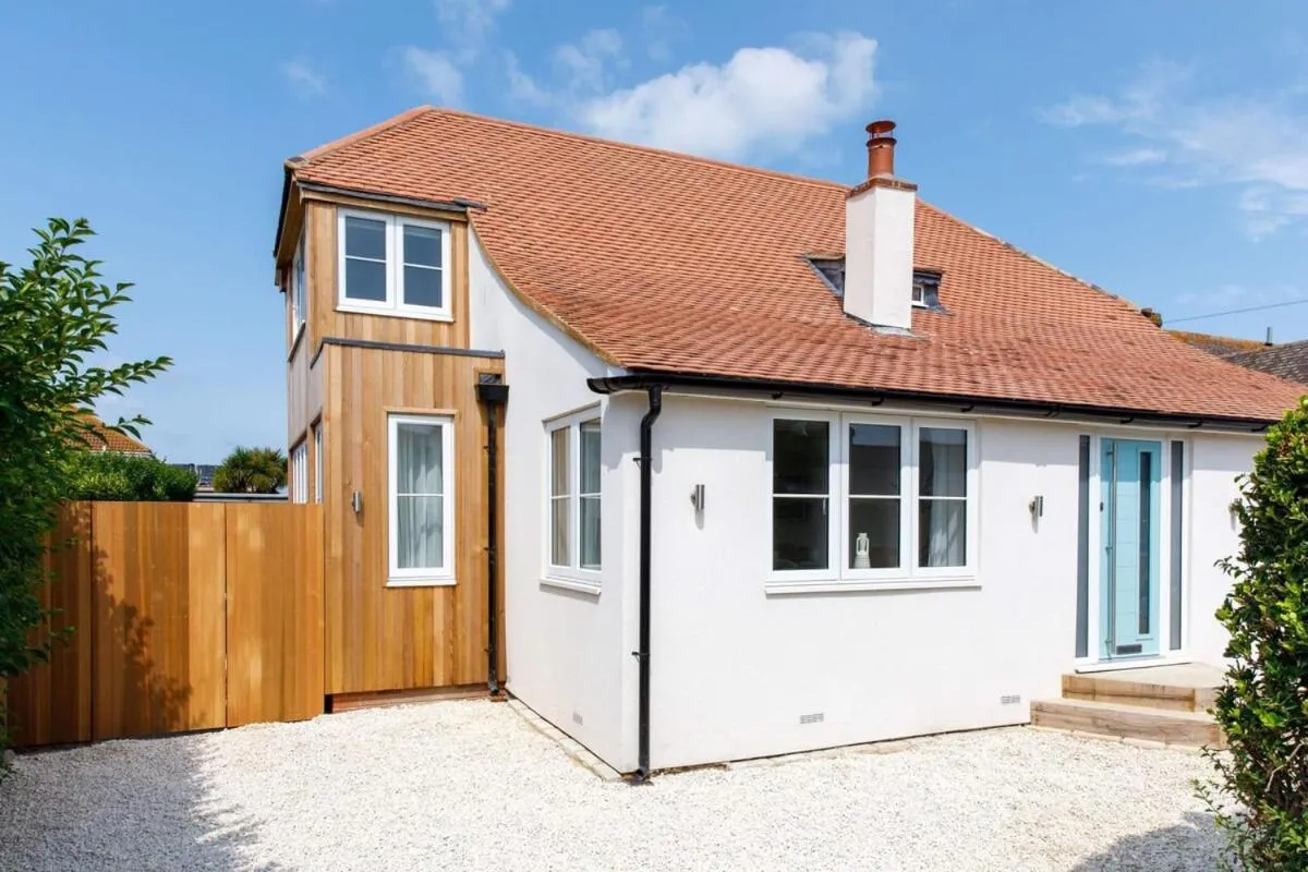 Image 5 of Mariners: Stylish Beachside Getaway with Sea Views