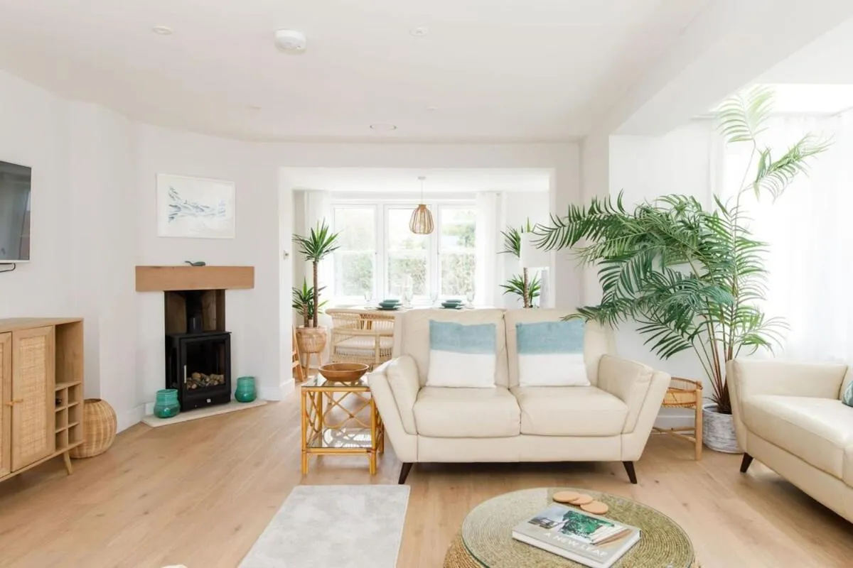 Image 4 of Mariners: Stylish Beachside Getaway with Sea Views