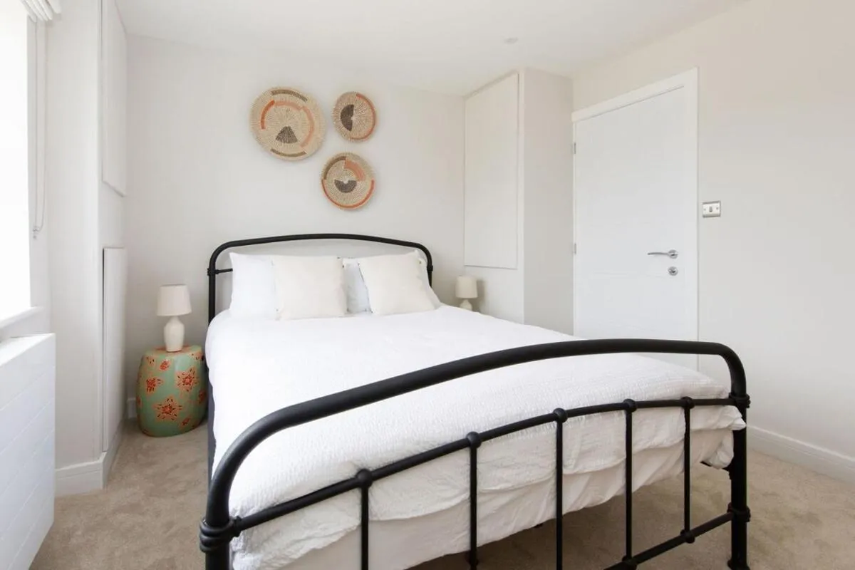 Image 6 of Mariners: Stylish Beachside Getaway with Sea Views