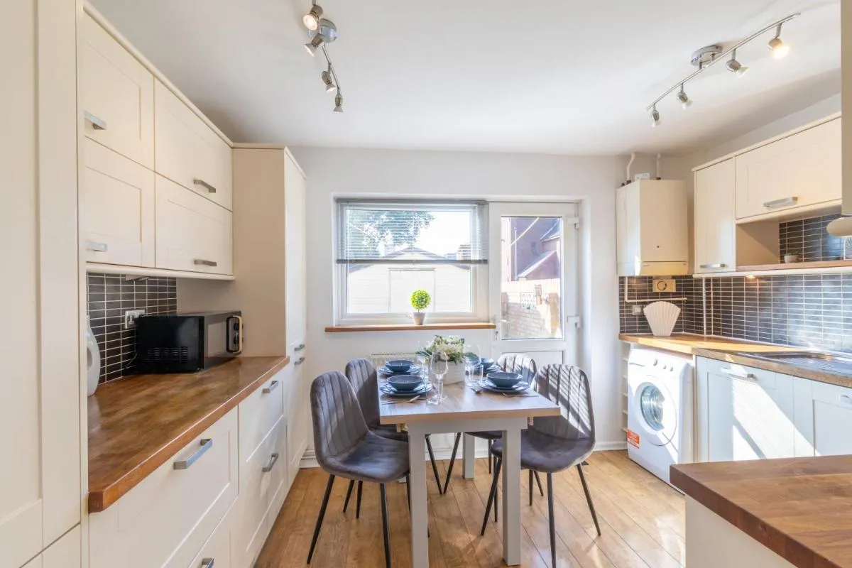 Image 5 of Open Mind Property – 4 Beds 2 Bathrooms & Parking