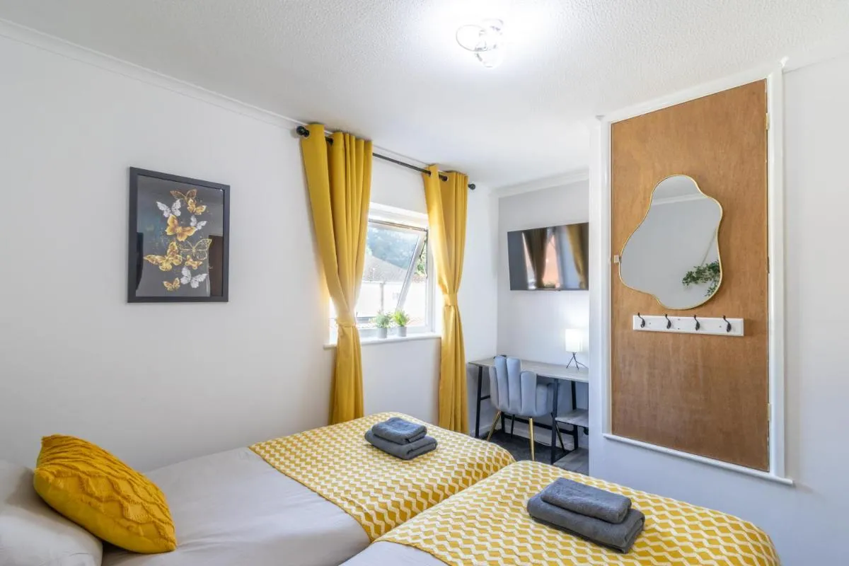Image 3 of Open Mind Property – 4 Beds 2 Bathrooms & Parking