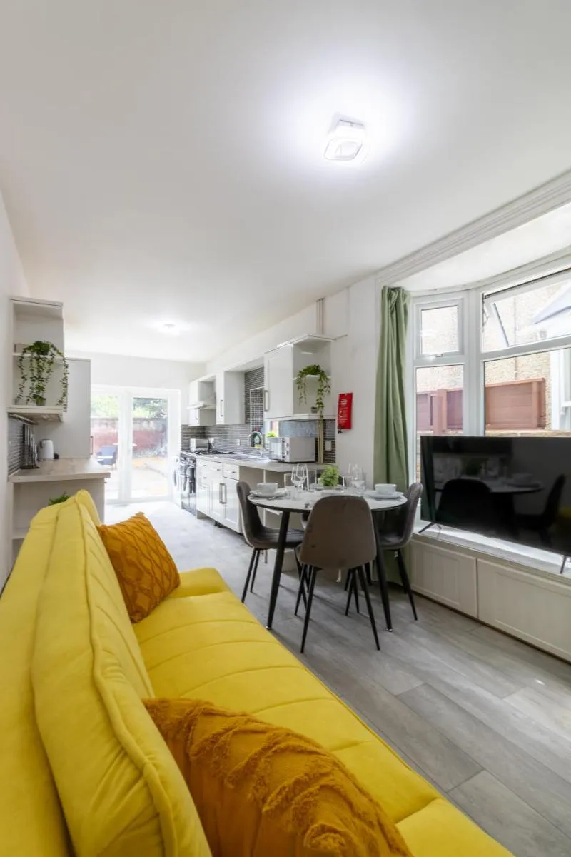 Image 3 of Open Mind Property – 6 Beds & Free Parking