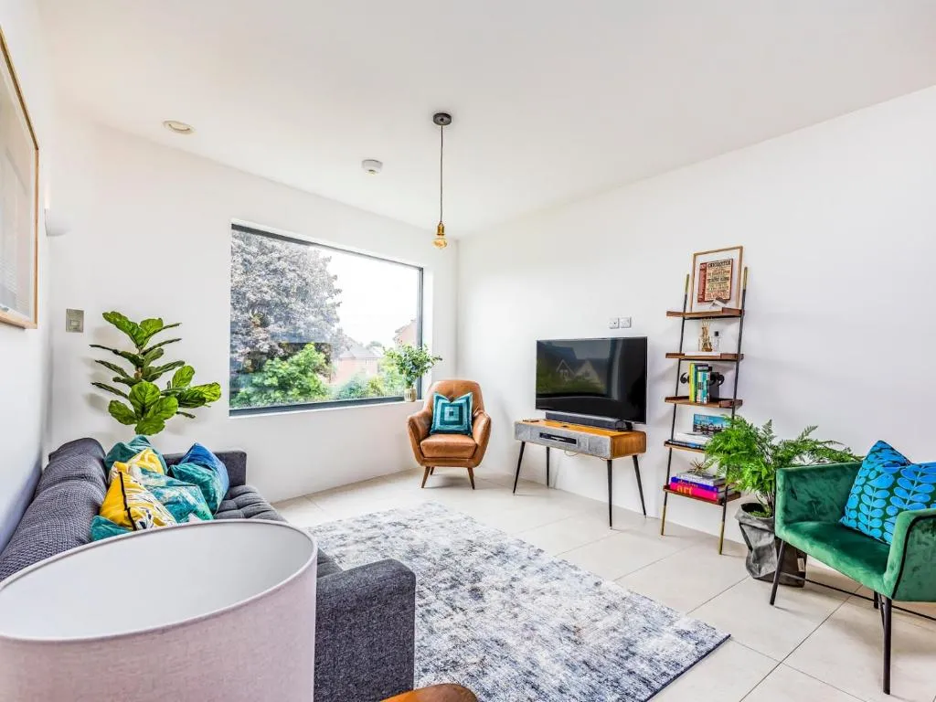 Image of Pass the Keys Modern 2 Bedroom City Apartment With Parking