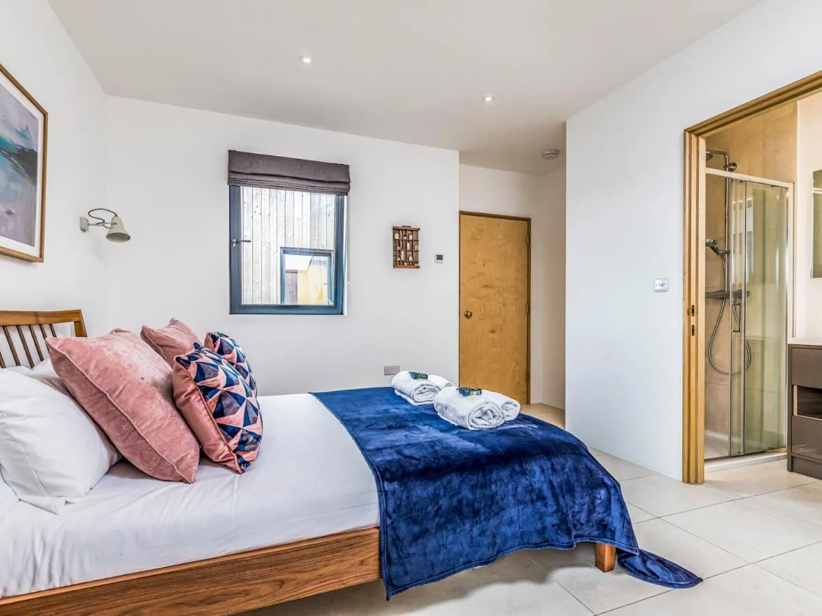 Image 5 of Pass the Keys Modern 2 Bedroom City Apartment With Parking