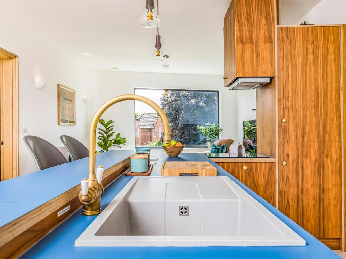 Image 2 of Pass the Keys Modern 2 Bedroom City Apartment With Parking