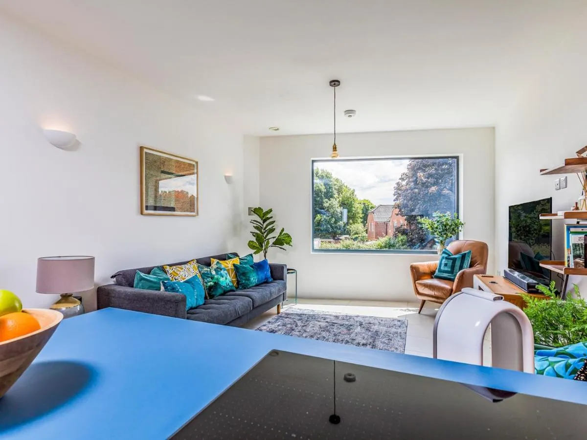 Image 4 of Pass the Keys Modern 2 Bedroom City Apartment With Parking