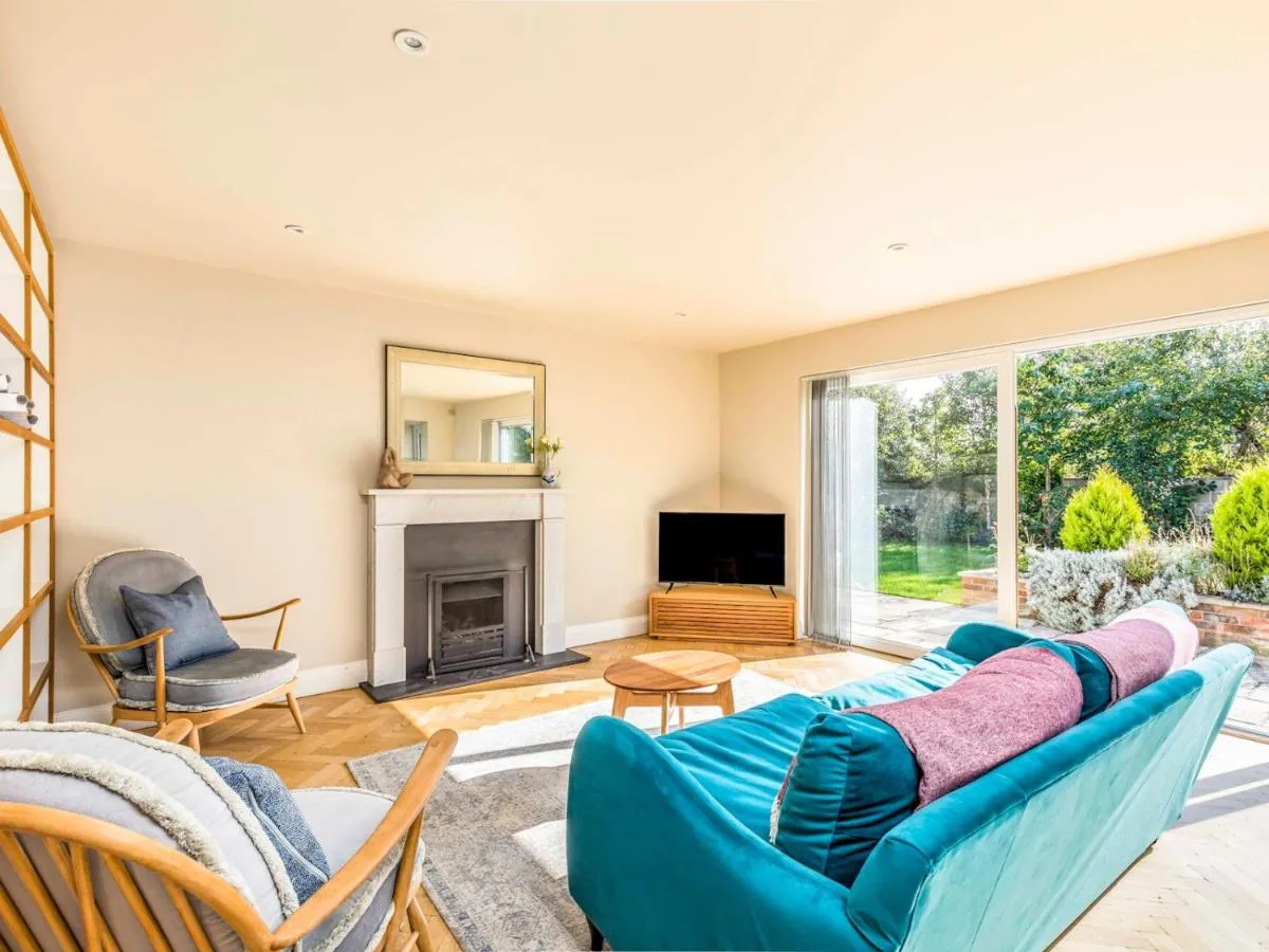 Image 4 of Pass the Keys Stylish and fresh 4 bed beach house with garden