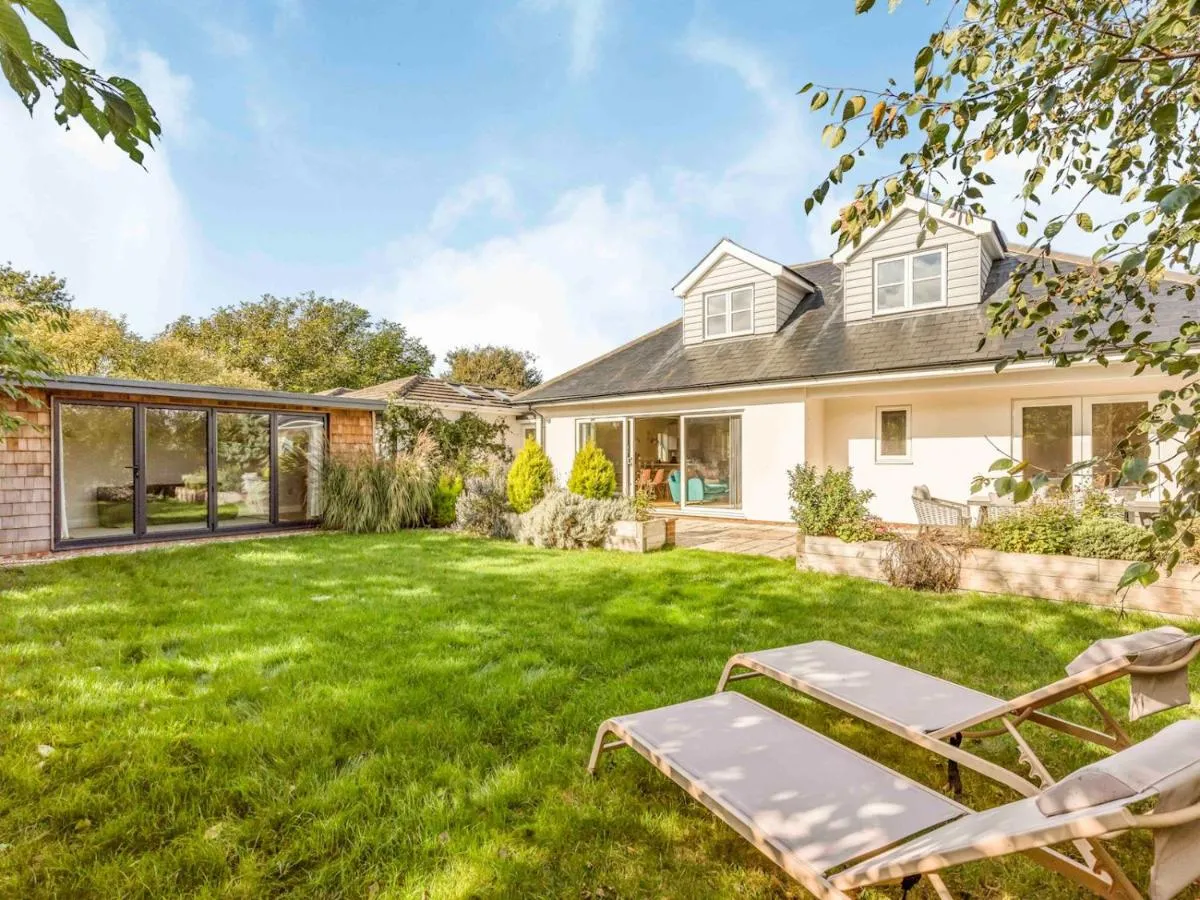Image 5 of Pass the Keys Stylish and fresh 4 bed beach house with garden