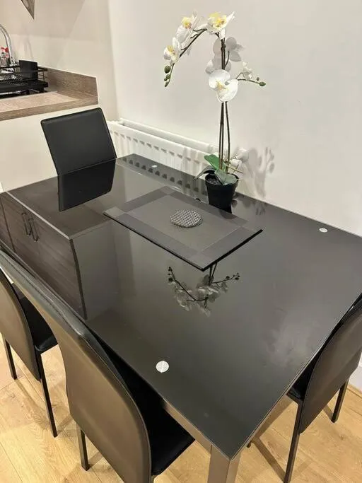 Image 3 of Penthouse Oasis Suite SO19 with Free Parking