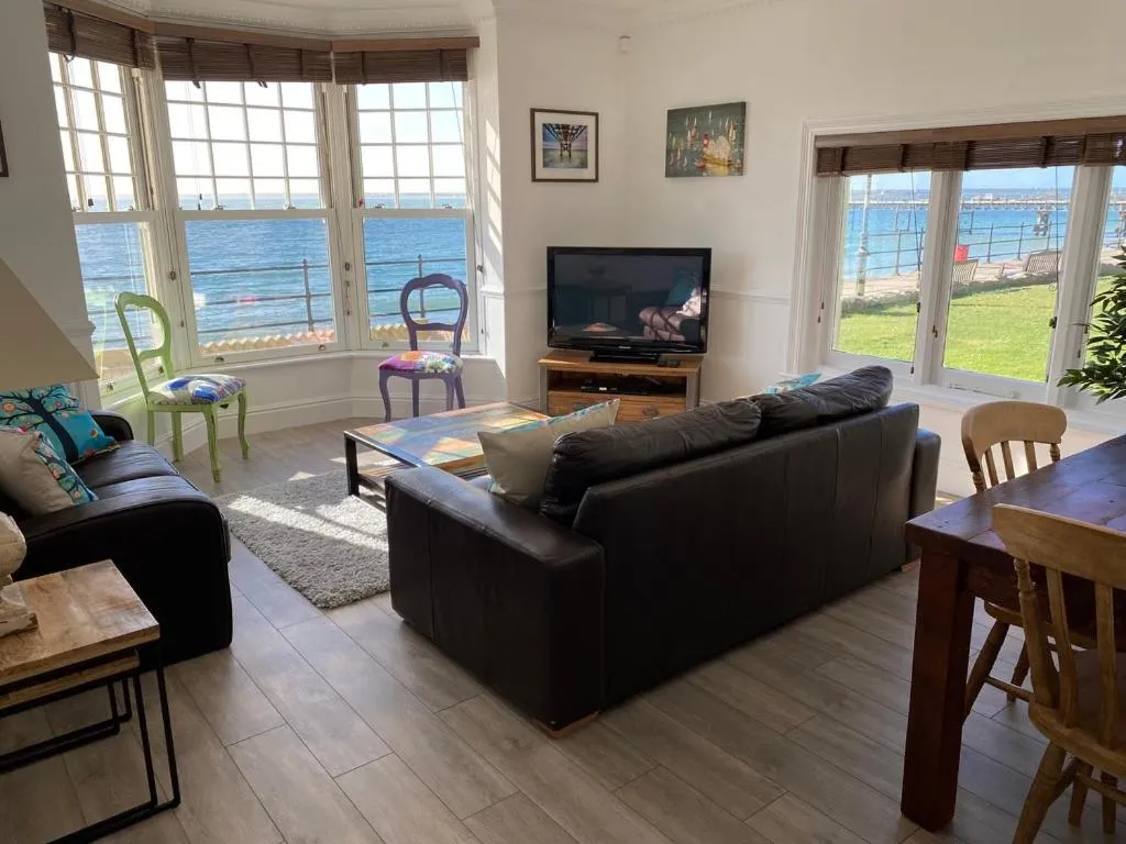 Image 4 of Promenade Apartment with own Beach Hut