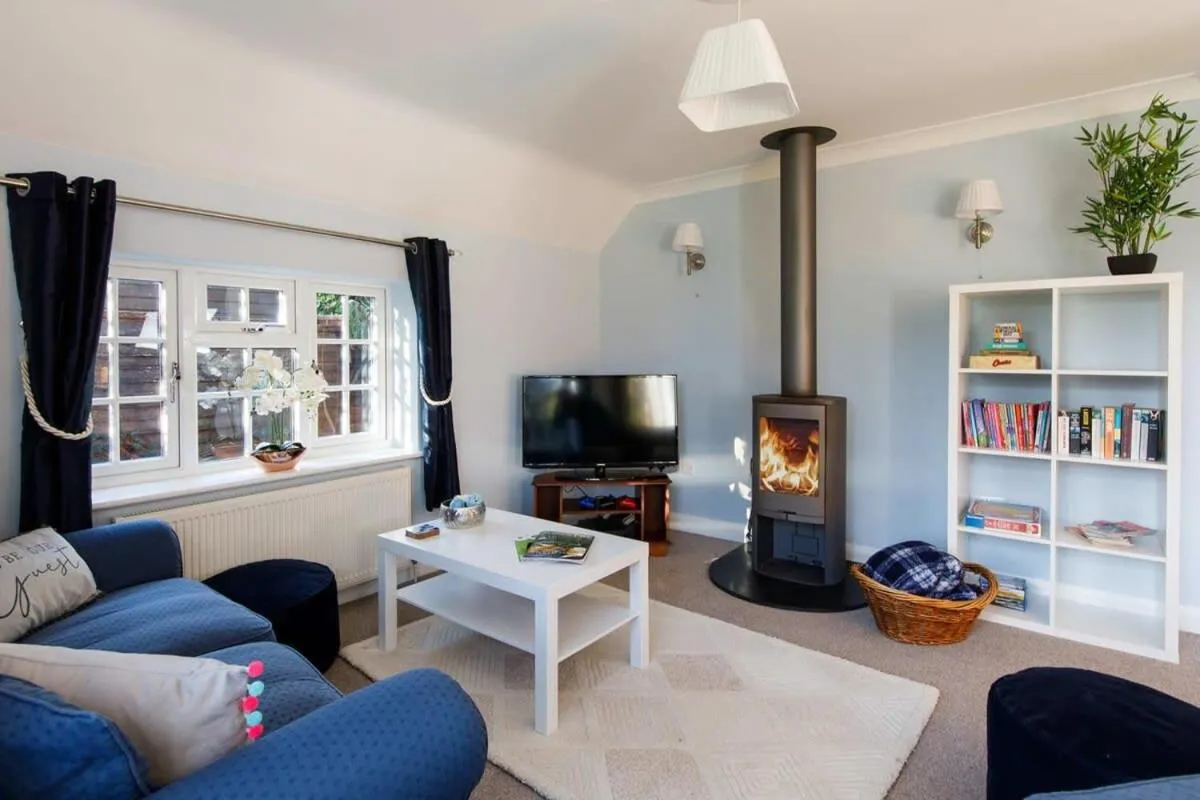 Image 4 of Quaint Coastal Cottage – 5 mins from Beach