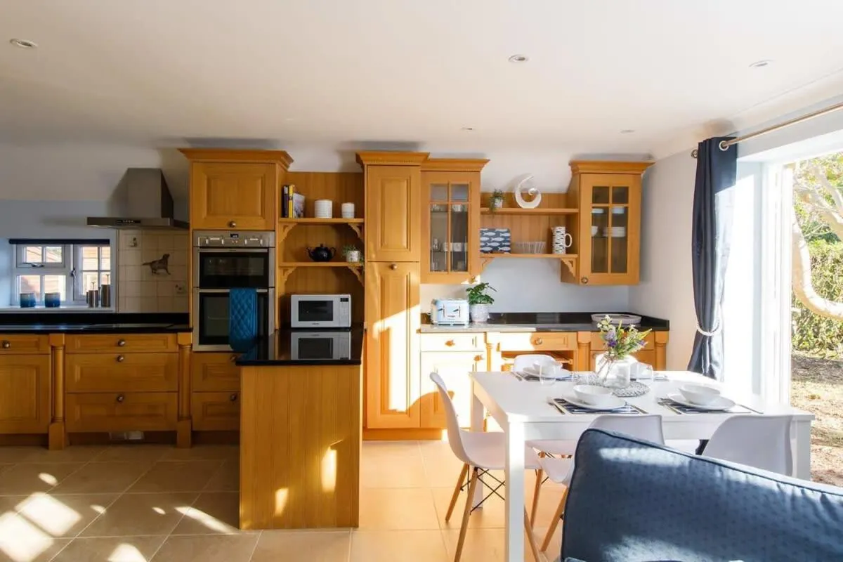 Image 2 of Quaint Coastal Cottage – 5 mins from Beach