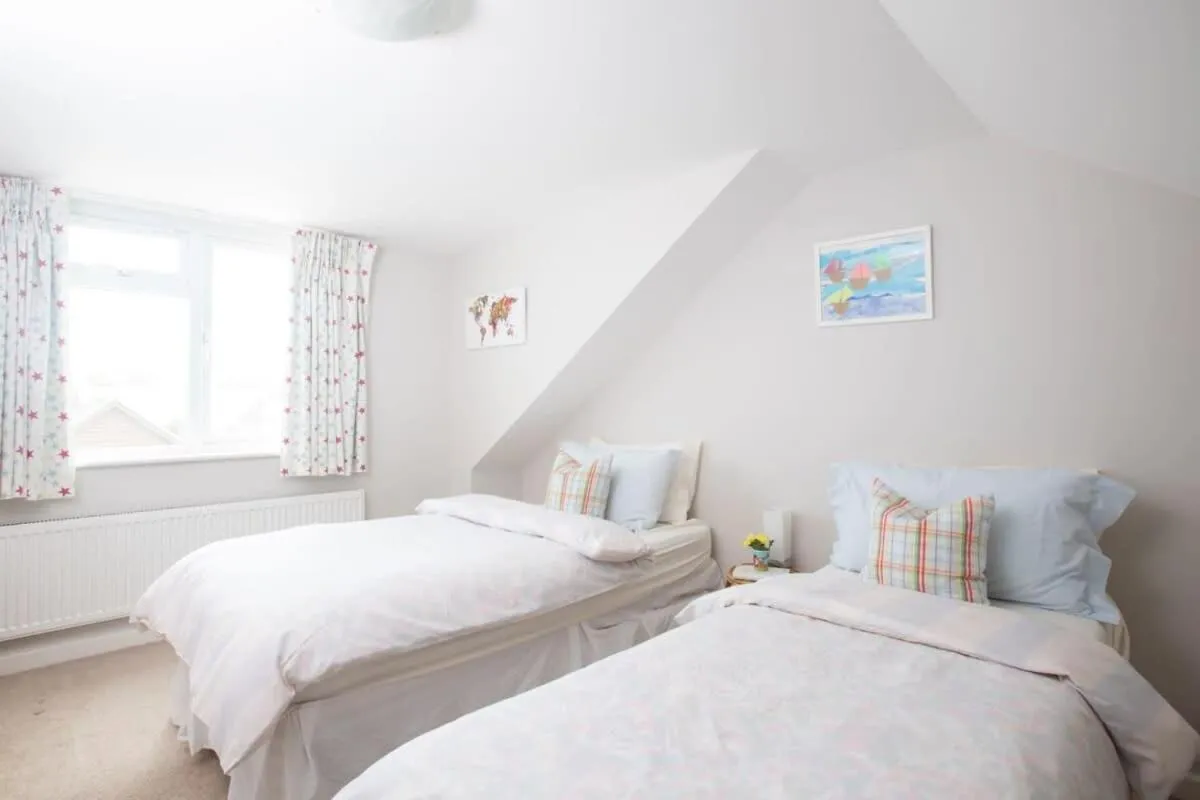 Image 1 of Seaside detached 4bd home nr shops Parking Garden