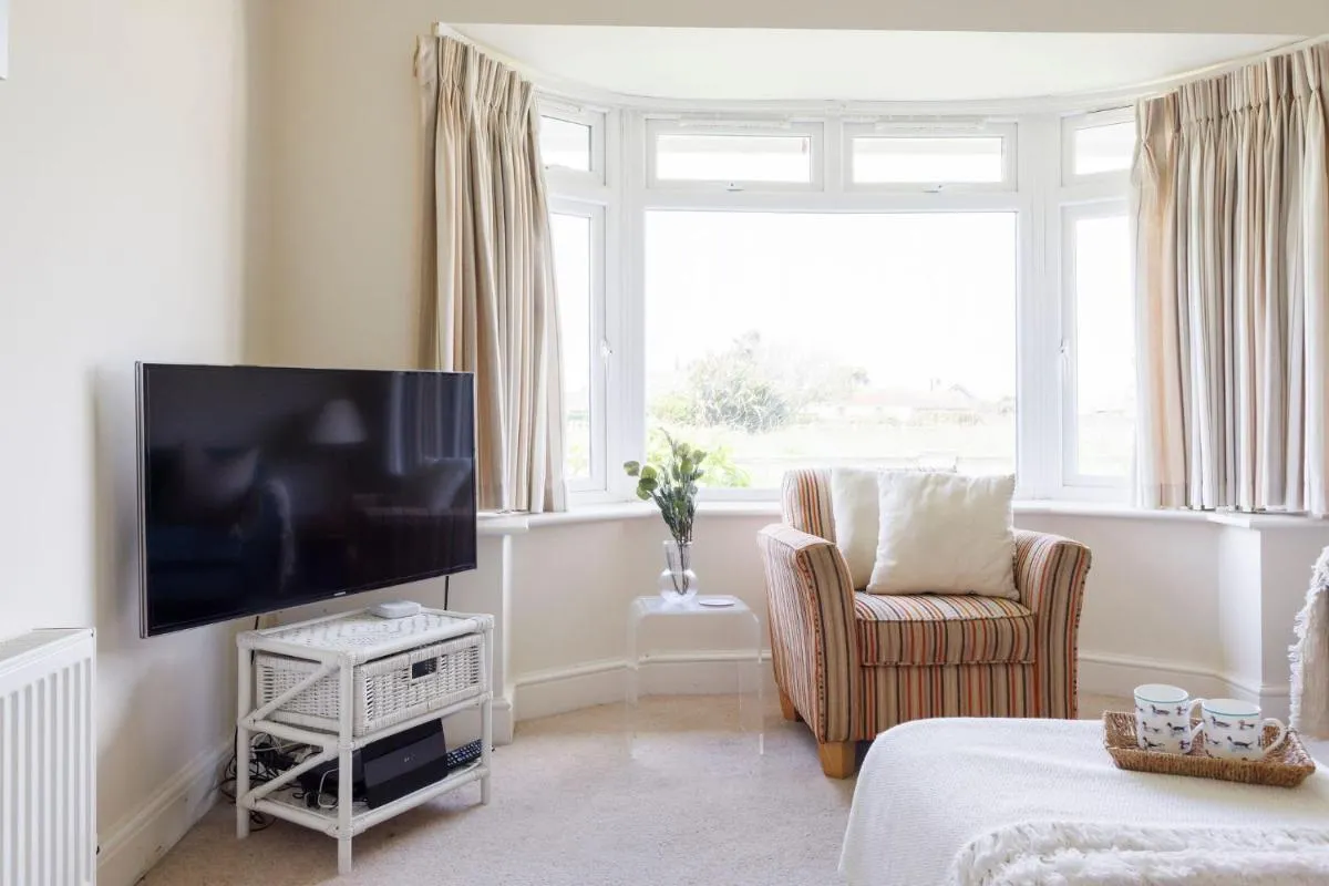 Image 4 of Seaside detached 4bd home nr shops Parking Garden
