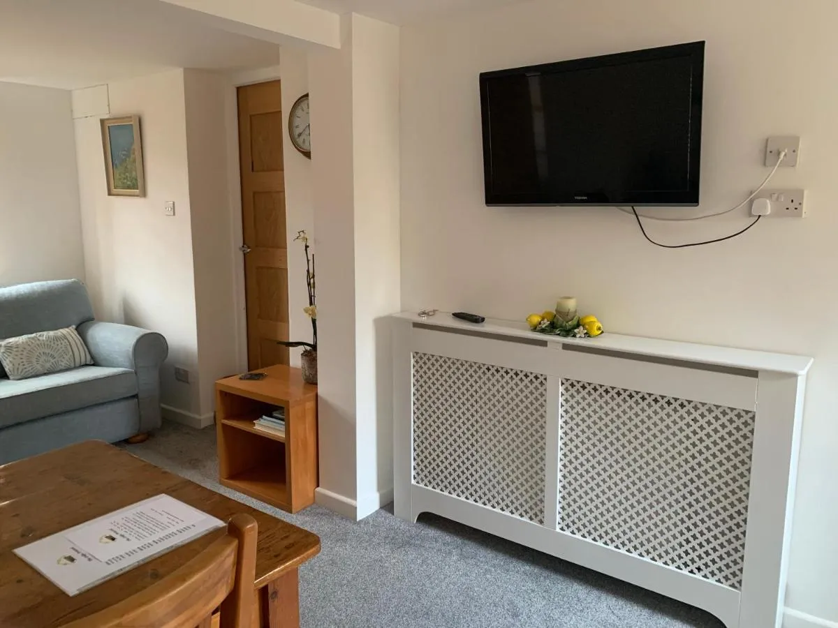 Image 4 of Self contained annex with bedroom bathroom sitting room and kitchenette