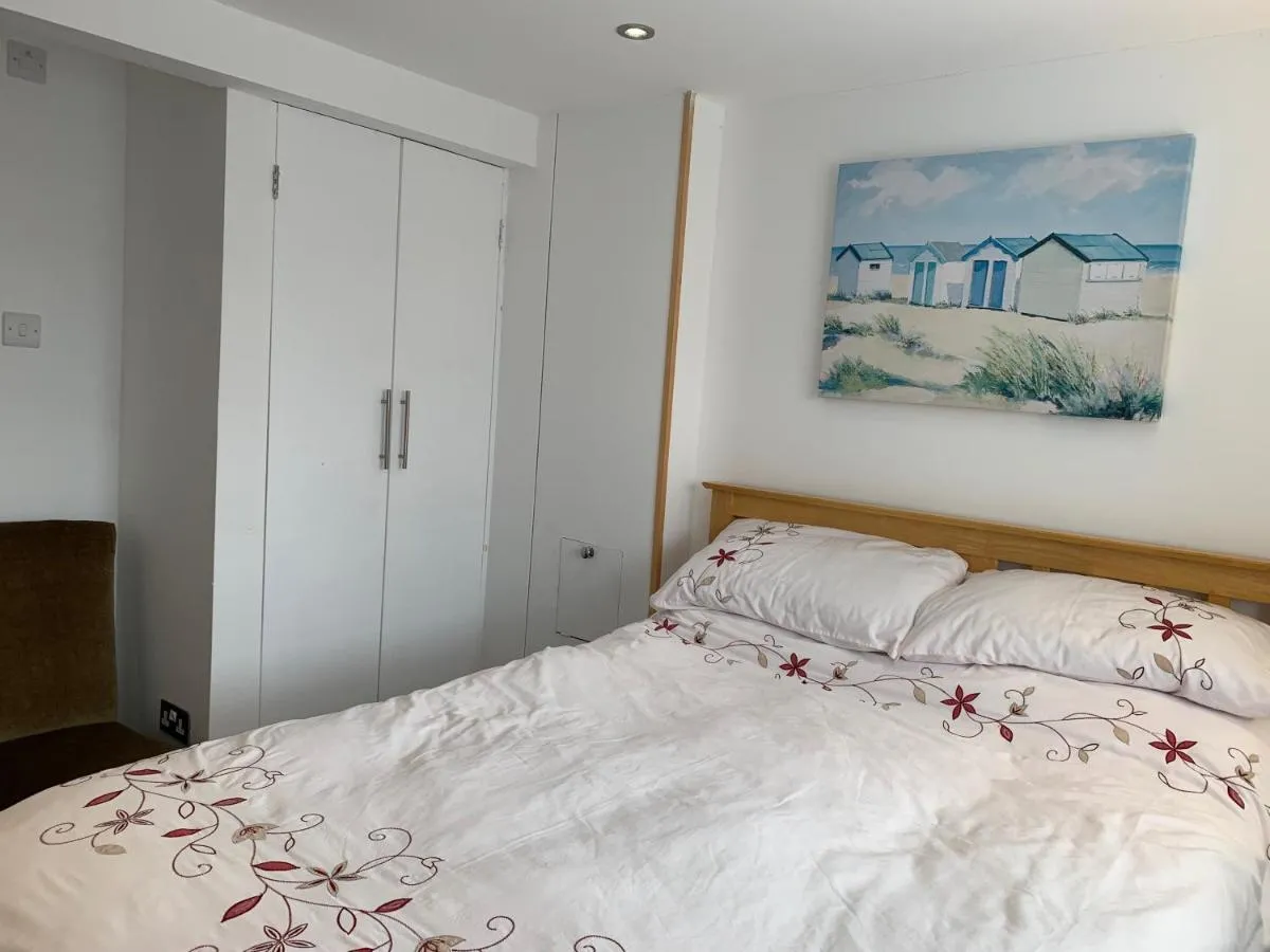 Image 6 of Self contained annex with bedroom bathroom sitting room and kitchenette