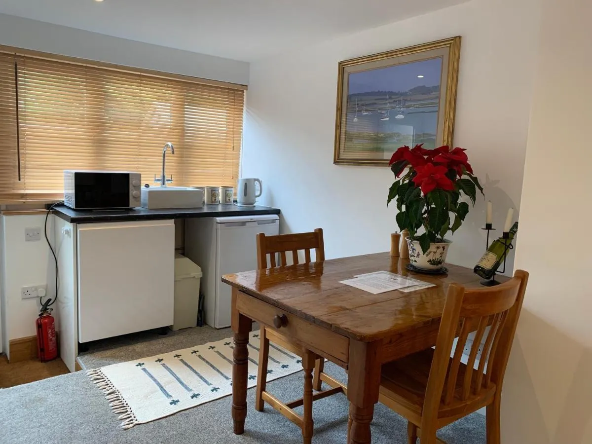 Image 2 of Self contained annex with bedroom bathroom sitting room and kitchenette