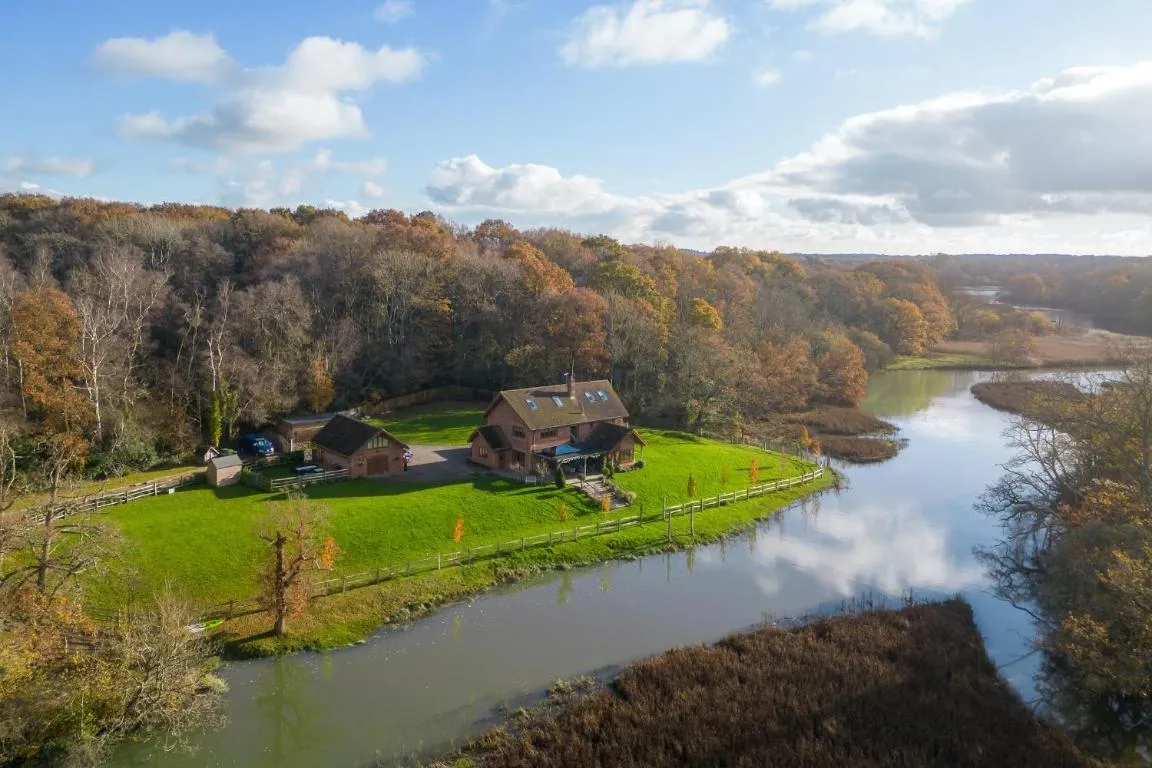 Image of Serene Riverside: 6BR Luxury Retreat in Curdridge