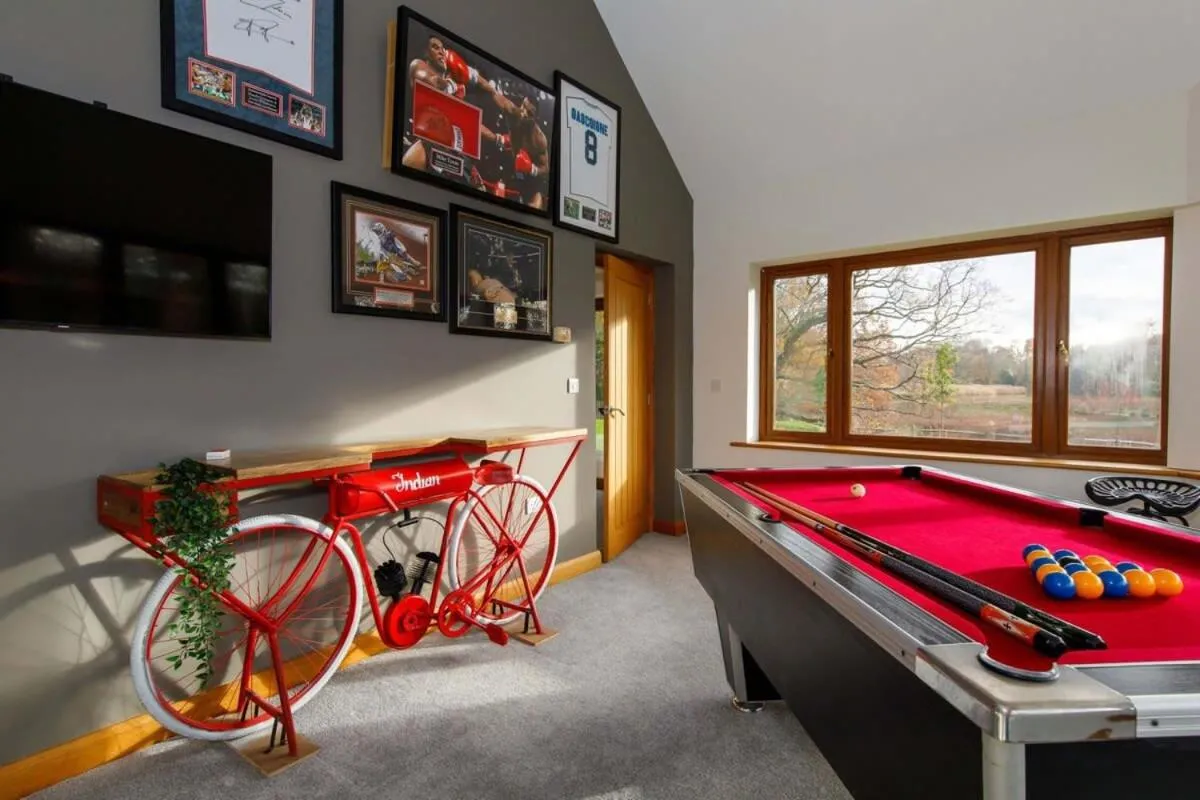 Image 4 of Serene Riverside: 6BR Luxury Retreat in Curdridge