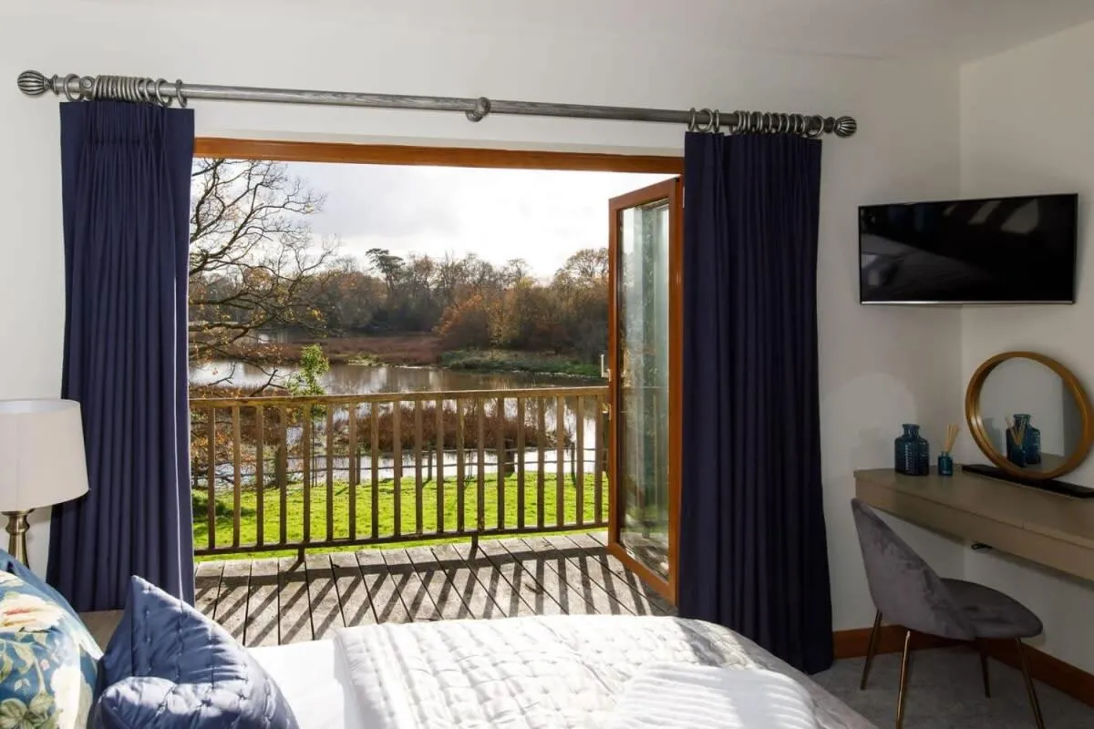 Image 1 of Serene Riverside: 6BR Luxury Retreat in Curdridge