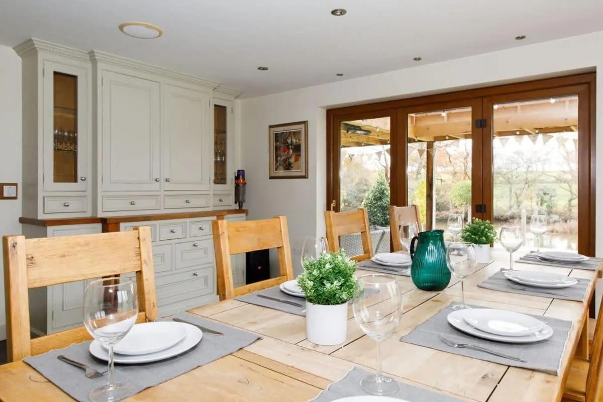 Image 3 of Serene Riverside: 6BR Luxury Retreat in Curdridge