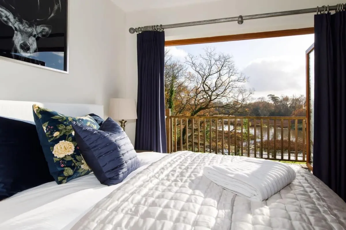 Image 5 of Serene Riverside: 6BR Luxury Retreat in Curdridge