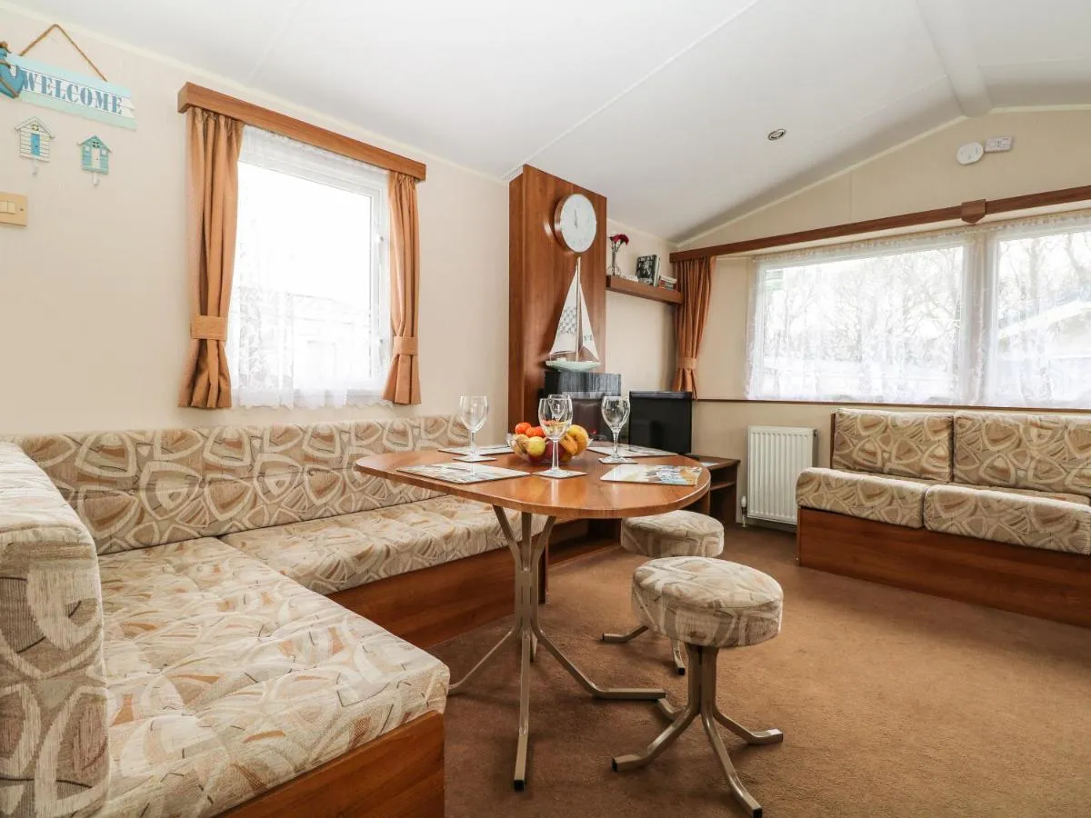 Image 5 of Solent Breezes, Caravan 108