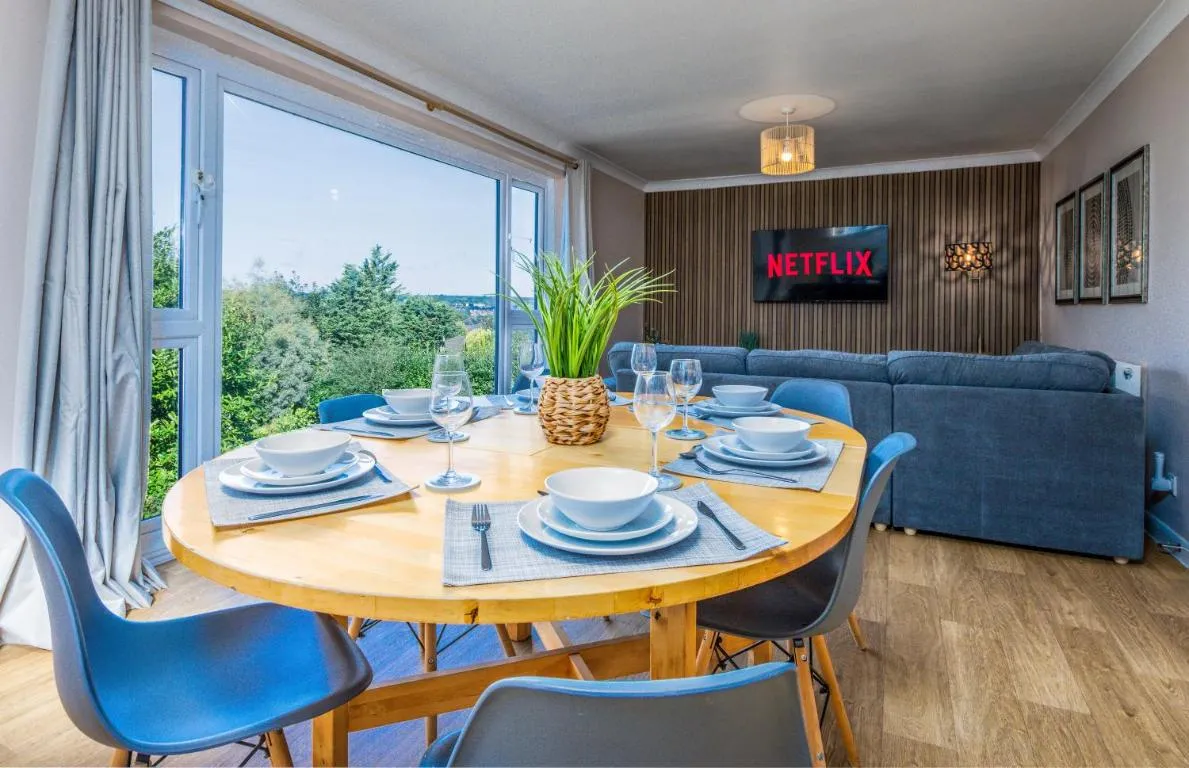 Image of Spacious House, Amazing Views & Driveway Parking