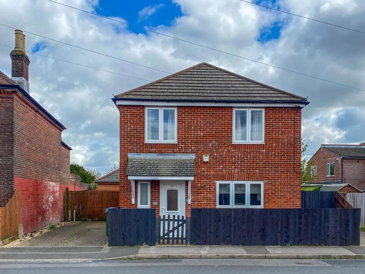 Image 5 of Spacious House With Driveway Parking