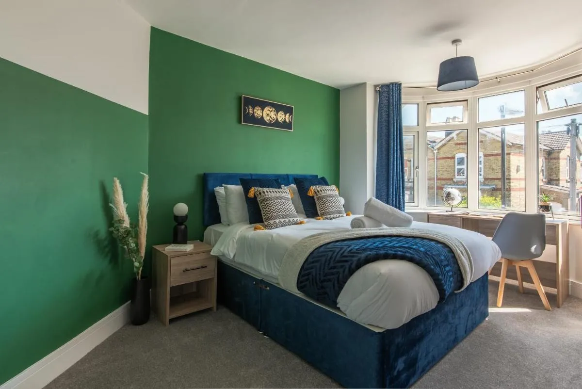 Image 6 of Spacious Southampton House Sanctuary in the City