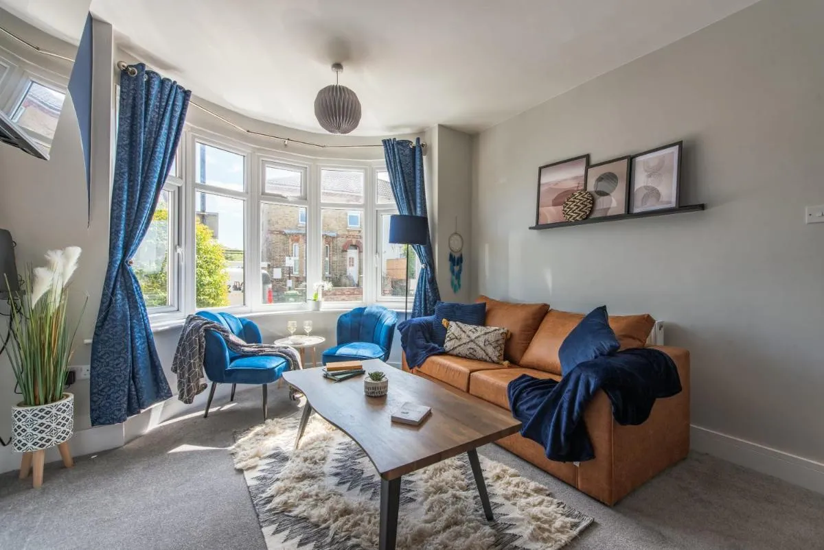 Image 4 of Spacious Southampton House Sanctuary in the City
