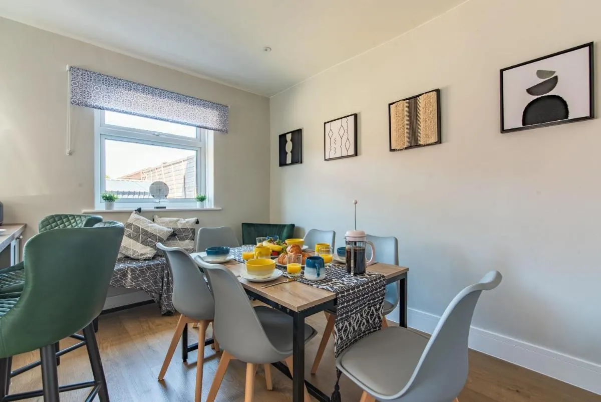 Image 3 of Spacious Southampton House Sanctuary in the City