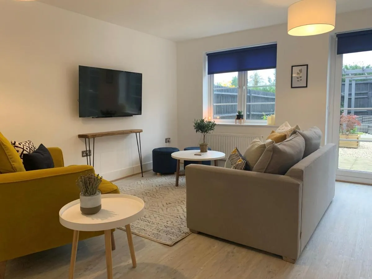 Image 4 of Stylish & Spacious 3 Bed House With 2 Free Car Parking Spaces