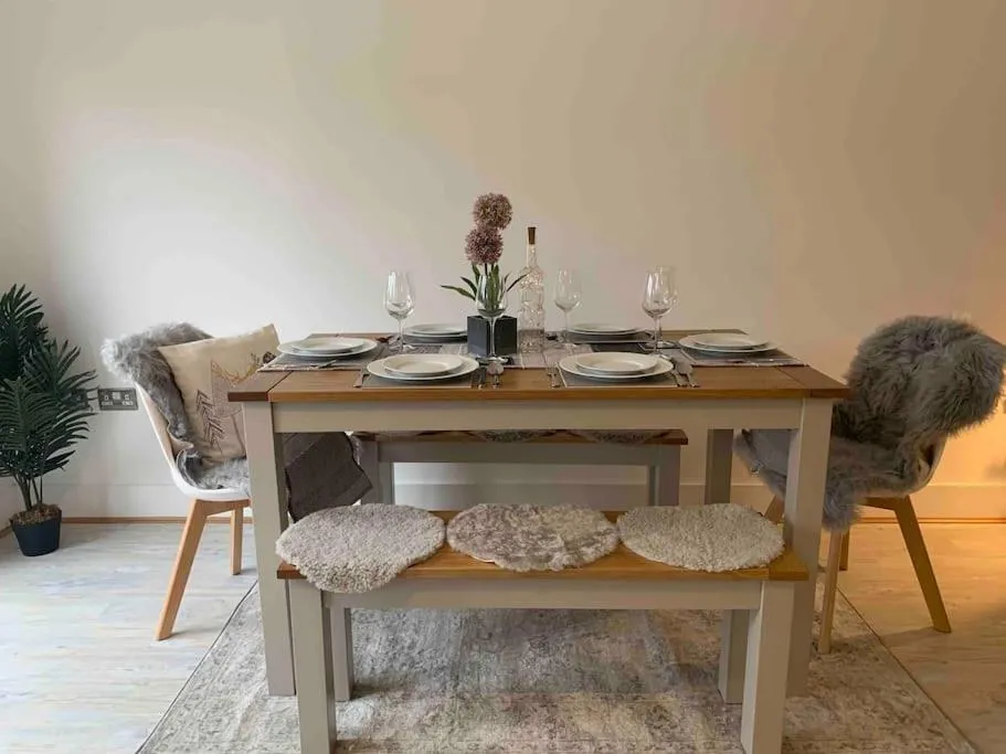 Image 5 of Stylish & Spacious 3 Bed House With 2 Free Car Parking Spaces