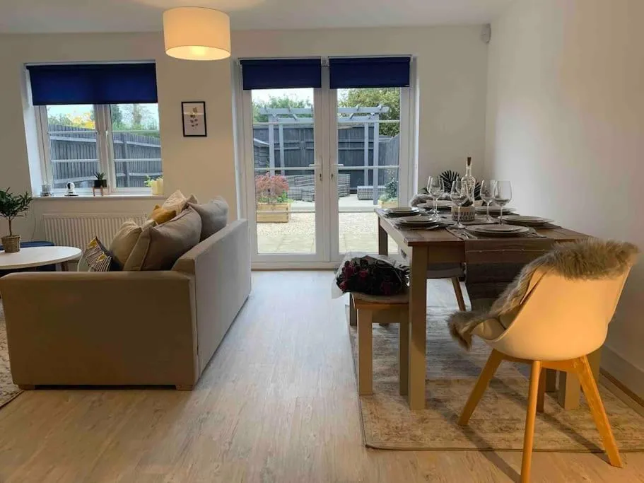 Image 6 of Stylish & Spacious 3 Bed House With 2 Free Car Parking Spaces