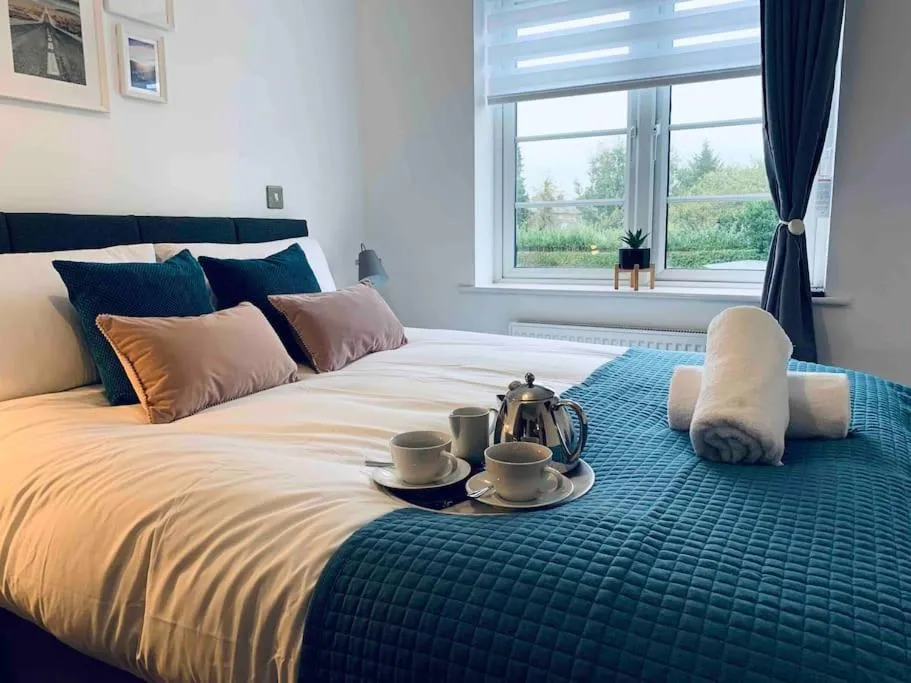 Image of Stylish & Spacious 3 Bed House With 2 Free Car Parking Spaces