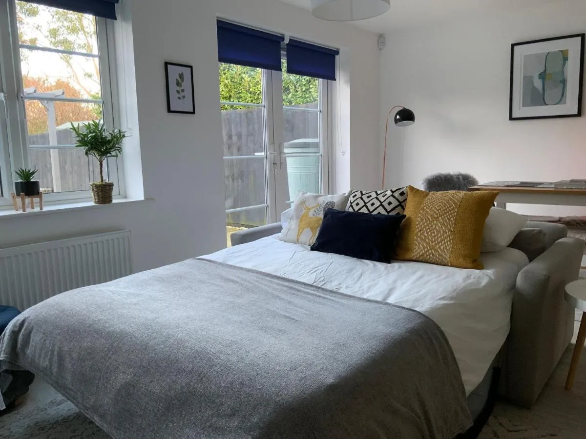 Image 1 of Stylish & Spacious 3 Bed House With 2 Free Car Parking Spaces