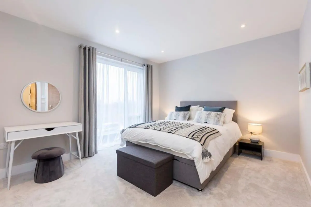 Image 1 of Stylish new home with parking – king beds garden