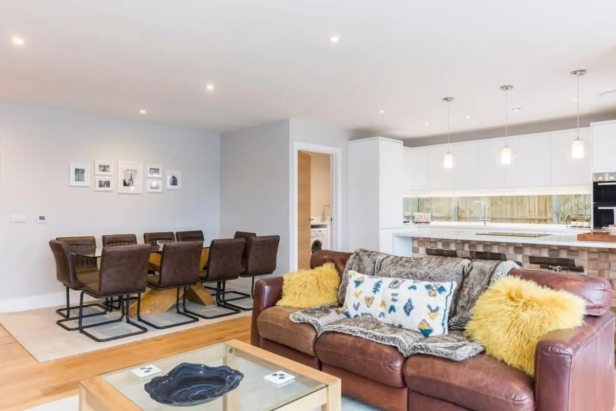 Image 3 of Stylish new home with parking – king beds garden