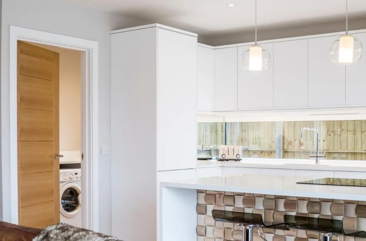 Image 2 of Stylish new home with parking – king beds garden